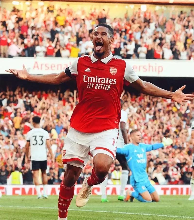 阿森纳主场失利，球迷纷纷表达失望之情，表现亮眼的简单介绍