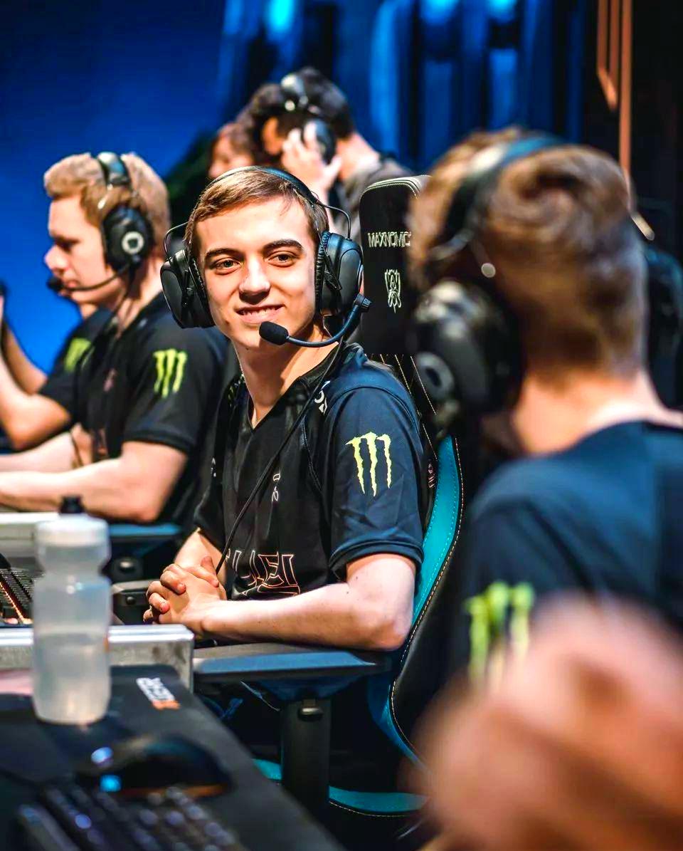 CLG翻盘FNC，Canyon拿下关键大龙宿命之战八强赛，成为赛场最大亮点